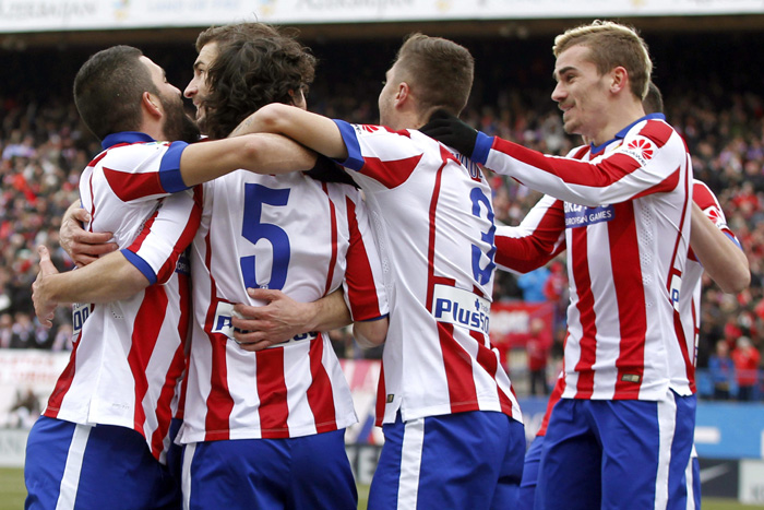 El delantero croata del Atlético de Madrid Mario Mandzukic (i) celebra con sus compañeros el gol que acaba de marcar, el cuarto del equipo, durante el partido frente al Real Madrid. EFE