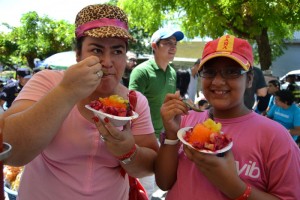 Amanda Castro y su hija Raissa, de 10 años, aprovecharon para degustar minutas con frutas afuera del Inframen. /JAIR MARTÍNEZ