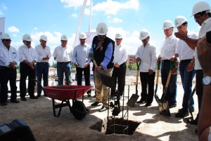 El alcalde capitalino Norman Quijano coloca la primera “palada” de la segunda etapa de Puerta La Castellana, de Urbánica. /JAVIER M.