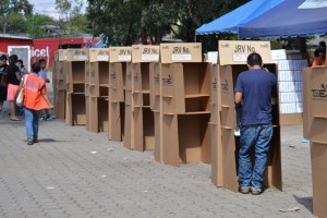 POCO INTERÉS POR VOTAR. Dos horas y media del cierre del principal centro de votación de Santa Ana, el estadio Óscar Quiteño, se contaban 95 votos en una JRV. /WU