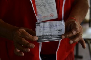IRRESPETO AL CÓDIGO ELECTORAL La ley establece que la propaganda debe estar por lo menos a 100 metros de los centros de votación. En Ahuachapán, tuvieron que retirar propaganda cercana a tres centros. En el C.E. Alejandro Humboldt, denunciaron que ARENA entregaba orientación con el nombre de su candidato.