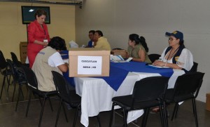 Las mesas de escrutinio se reunieron ayer pero no contaron votos. Solo realizaron el acta de apertura de escrutinio. /JMARTÍNEZ