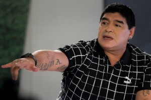El exjugador de fútbol argentino Diego Maradona participa en el programa de televisión "De Zurda Viajero". EFE