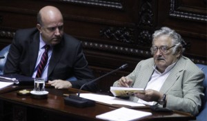 El expresidente de Uruguay, José Mujica (d), habla junto a senador del Partido Colorado (PC), Germán Coutinho (i), durante la sesión donde Mujica asumió el cargo de senador. EFE