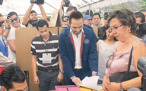 NUEVO CUSCATLÁN. Nayib Bukele ejerció el sufragio en el centro de votación Vía del Mar, de Nuevo Cuscatlán. Posteriormente dijo que votó por las banderas de su partido. /PABLO COROZO