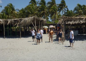 La familia Hernández, tras votar muy temprano llegó desde Santa Ana a disfrutar en el balneario del kilo 14 en la Costa del Sol.