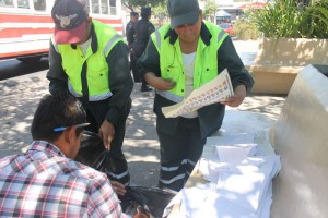 Un representante fiscal inspeccionaba papeletas de votación encontradas en acera de Teatro de Cámara de San Salvador. /PABLO COROZO