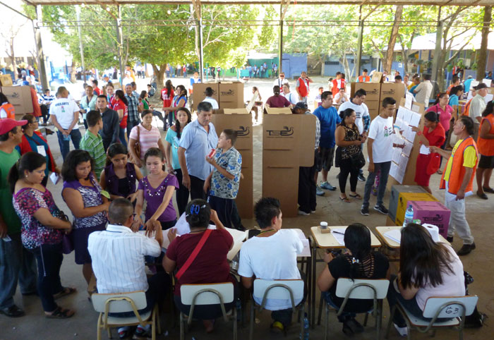 El centro Fe y Alegría, en San Miguel. En la tarde se reportaba una asistencia de 180 votantes por mesa, un 36%. /WILMER LIZAMA