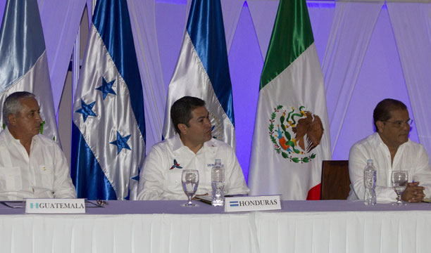 El presidente de Honduras, Juan Orlando Hernández (c), su homólogo de Guatemala, Otto Pérez (i) y el vicepresidente de El Salvador, Óscar Samuel Ortiz Ascencio (d), participan el jueves en una reunión preparatoria en Honduras. /EFE
