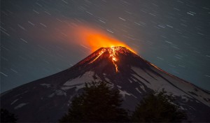 Erupción del volcán Villarrica, hoy 3 de marzo de 2015, en Villarrica, a unos 750 kilómetros al sur de Santiago de Chile. EFE
