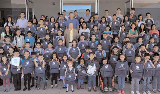 Raúl Cardenal, presidente de BAC Credomatic acompaña a los niños y jóvenes beneficiados con las becas. /DEM
