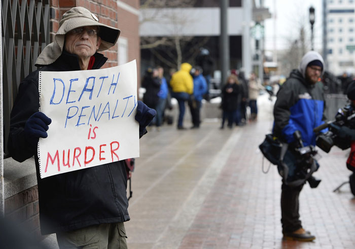 Un ciudadano sostiene un cartel en el que se lee: "La pena de muerte es asesinato" frente a la corte federal Joseph Moakley, en Boston, Massachusetts, Estados Unidos. EFE