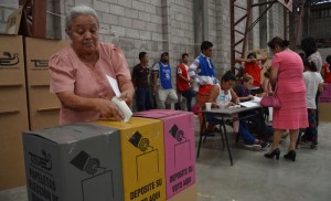 Algunas Juntas Receptoras de Votos (JRV) iniciaron antes el conteo de los concejos municipales antes que los de los diputados del Parlacen y la Asamblea Legislativa. /DEM