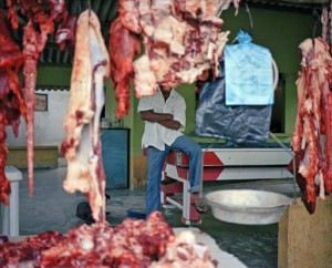 La imagen remite al corte con que los paramilitares mutilaban a sus víctimas, inspirado en la manera en que cortaban la carne de cerdo. EFE