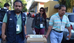 Miembros de mesas de escrutinio decidieron retirarse ante la falta de condiciones para desarrollar el escrutinio. /JAHIR MARTÍNEZ