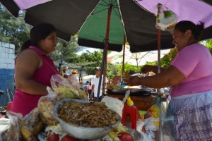 Uno de los antojos más solicitados afuera de este centro de votación era la yuca frita con “pepescas”.