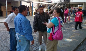 Rosemberg Mena tecleño que siempre había votado en el Centro Escolar Marcelino García Flamenco no se encontró en ningún listado de este centro de votación y fue enviado al Instituto Nacional "José Damián Villacorta".