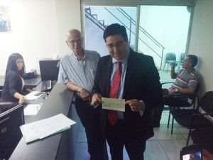 Douglas Avilés, del CD, llevó ayer un cheque por $78 mil a la unidad financiera del TSE. /CORTESÍA CD