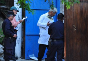 Un hombre no identificado fue asesinado ayer en la colonia Montecarlo, de Ilopango, San Salvador. / ÓSCAR MACHÓN