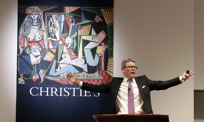 El presidente global de Christie’s, Jussi Pylkkaenen, lidera la subasta de “Les femmes d’Alger” de Pablo Picasso. EFE