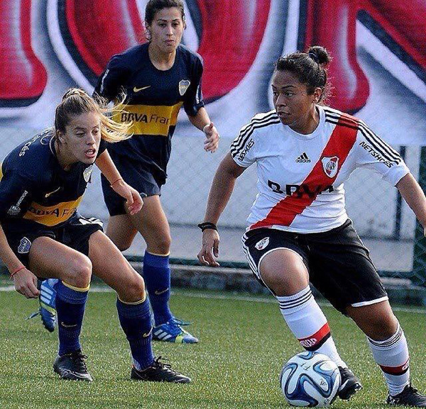 La salvadoeña Karen Landaverde conduce el balón en el superclásico argentino River – Boca. /CORTESIA RIVER PLATE