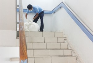 Obligados a arrojar las cargas. Los trabajadores se las ingeniaron para movilizar las cargas pesadas. Para sacar la ropa sucia desde los pisos altos tuvieron que arrojarlas por las gradas.
