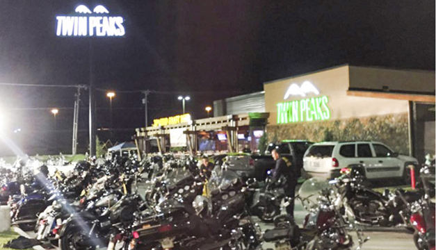 Zona donde al menos nueve personas murieron ayer en un tiroteo entre varias bandas de motoristas rivales, en Waco, Texas. EFE