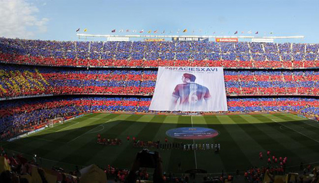 Vista de una pancarta en la que se puede leer “Gracies Xavi” desplegada al inicio del partido de la trigésima octava jornada, y última, de Liga, que disputan frente al Deportivo, en el estadio Camp Nou de Barcelona. EFE