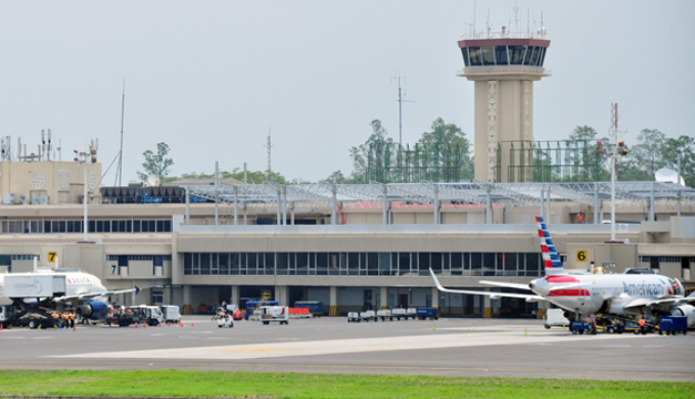 Según previsiones oficiales, el aeropuerto internacional de Comalapa recibirá este año 2.6 millones de pasajeros. /O.Machón