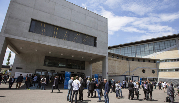 Delegados y periodistas permanecen en el exterior del Hallen Stadium mientras la policía revisa el interior durante el descanso para comer del 65º Congreso de la FIFAtras recibirse una amenaza de bomba anónima en Zúrich (Suiza). EFE