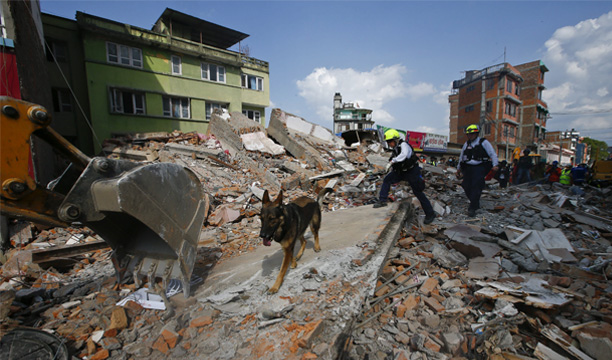 SDT01. Kathmandu (Nepal), 02/05/2015.- People get on with the recovery operation following last weekend's earthquake in a street in Sakhu 25 kilometers from Kathmandu, Nepal, 02 May 2015. The confirmed official death toll increased to 6,621, with more than 14,000 injured, an Interior Ministry spokesman said. The 7.8-magnitude earthquake was the deadliest in the country for more than 80 years, destroying an estimated 300,000 houses across northern Nepal. (Terremoto/sismo) EFE/EPA/SEDAT SUNA