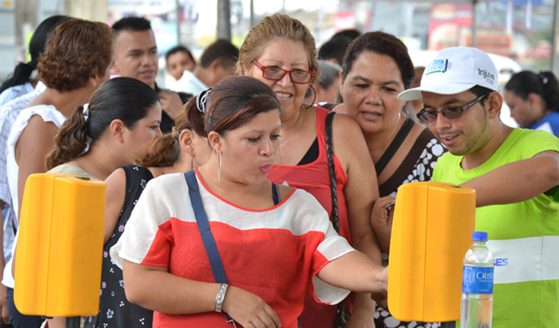 Los usuarios deberán recargar su tarjeta prepago para acceder a los buses del Sitramss. /ERNESTO MARTÍNEZ