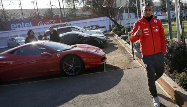 Foto: Arturo Vidal llegando al predio donde entrena la Selección de Chile. Con esa Ferrari roja protagonizó el accidente de tránsito.