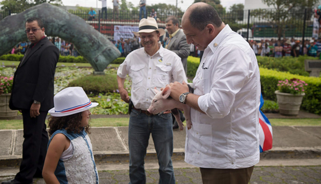 Presidente de Costa Rica, Luis Guillermo Solís junto a la niña que le regalo a la peculiar mascota. Foto/EFE