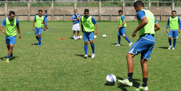La selección salvadoreña viajó anoche desde Estados Unidos a Chile a su segundo juego amistoso. /DEM