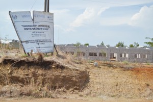 El poco desarrollo de la zona oriental restó atractivo al puerto. La construcción del hospital está abandonada./J.M.