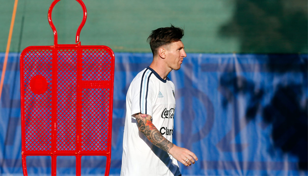 El jugador de la selección argentina Leo Messi participa hoy, martes 9 de junio de 2015, en su primer entrenamiento con sus compañeros. EFE