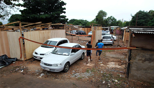 Vista de viviendas construidas por desplazados afectados por inundaciones hoy, jueves 11 de junio de 2015, frente a la sede del Congreso de Asunción (Paraguay). EFE