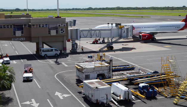 El aeropuerto Monseñor Romero recibe, cada año, más de dos millones de pasajeros, lo que supera su capacidad. / dem