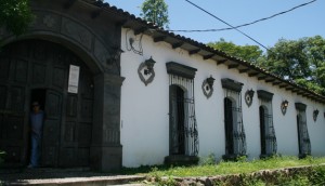 La Asamblea Legislativa aprobó, el año pasado con 72 votos, la petición del cineasta, escritor y promotor cultural y turístico Alejandro Coto, de ser sepultado en su hogar en la ciudad de Suchitoto, departamento de Cuscatlán.DEM