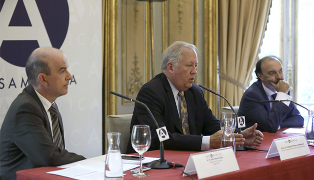 El consejero del Departamento de Estado de EEUU, Thomas A. Shannon , acompañado por el secretario de Estado para Iberoamérica y Cooperación español, Jesús Gracia y el director de Internacional de Efe, José Manuel Sanz Foto/EFE