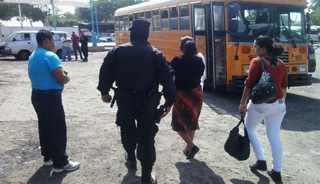 PNC puso a disposición transporte gratis para usuarios en Terminal de Oriente para desplazarse hacia San Miguel y La Unión. Foto W.U/DEM