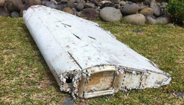 El resto del avión, que parece ser un flap, hallado en el Índico, en una imagen que difundió hoy la CNN./ Imagen de Twitter