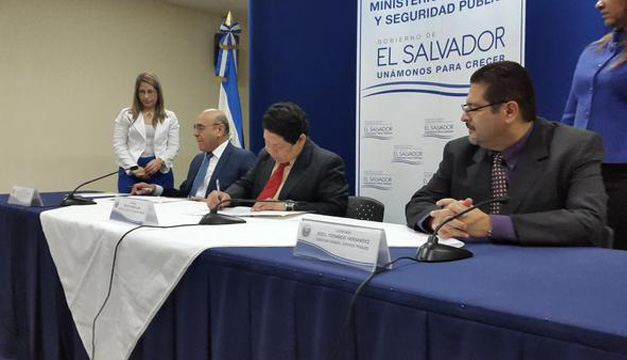 Ministro de Seguridad, Benito Lara junto al Director de Centros Penales, Rodil Hernández y el Ministro de Educación, Carlos Canjura. Cortesía @MiSeguridad_SV.