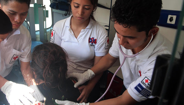 Cruz Roja atendió a heridos en accidente entre microbús del transporte colectivo y una ambulancia. Foto Cruz Roja.