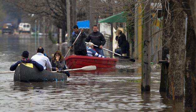 Habitantes navegan por las calles inundadas en la localidad de Luján, provincia de Buenos Aires. Foto/EFE