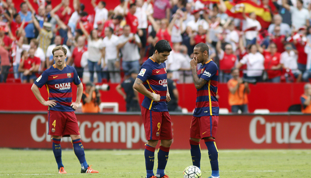 El centrocampista croata Ivan Rakitic (i), el delantero uruguayo Luis Suárez (c), y el delantero brasileño Neymar Jr. (d), del FC Barcelona, tras encajar el segundo gol del Sevilla, Foto/EFE
