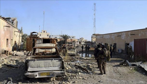 Un grupo de soldados del Ejército iraquí patrulla cerca del complejo gubernamental, que fue reocupado por parte de militantes del Estado Islámico (EI), en Ramadi, Irak. EFE