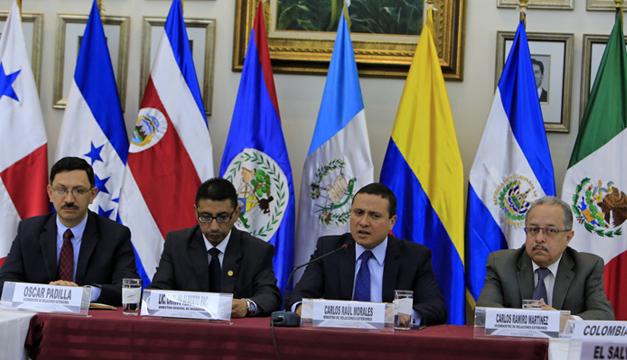 De izquierda a derecha, el viceministro de Relaciones Exteriores de Guatemala Oscar Padilla, el director de Migración de Guatemala, Carlos Alberto Pac, el ministro de Relaciones Exteriores de Guatemala, Carlos Morales, y el viceministro de Relaciones Exteriores de Guatemala Carlos Martínez, trasla reunión sostenida hoy con el SICA EFE