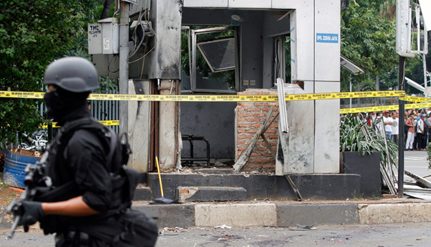 Un policía vigila el lugar donde se produjo una explosión cerca de un centro comercial en Yakarta. EFE